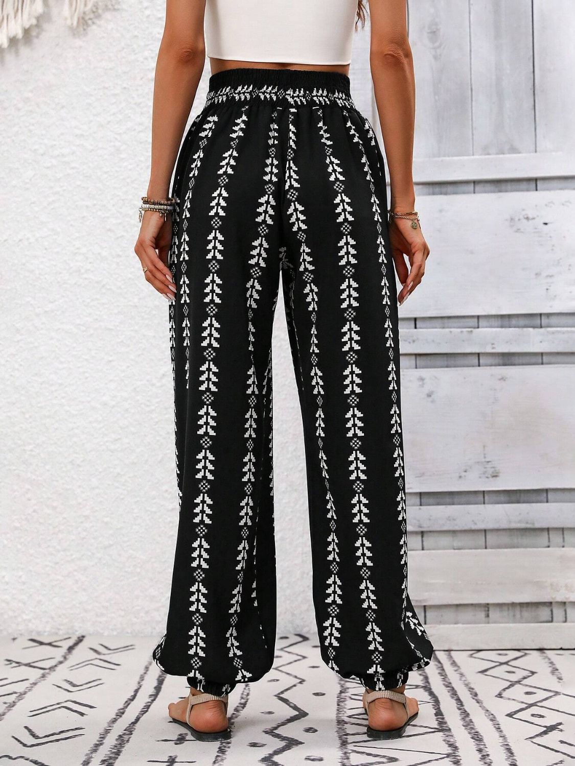 Black and white tied printed high waist pants made of 100% polyester.