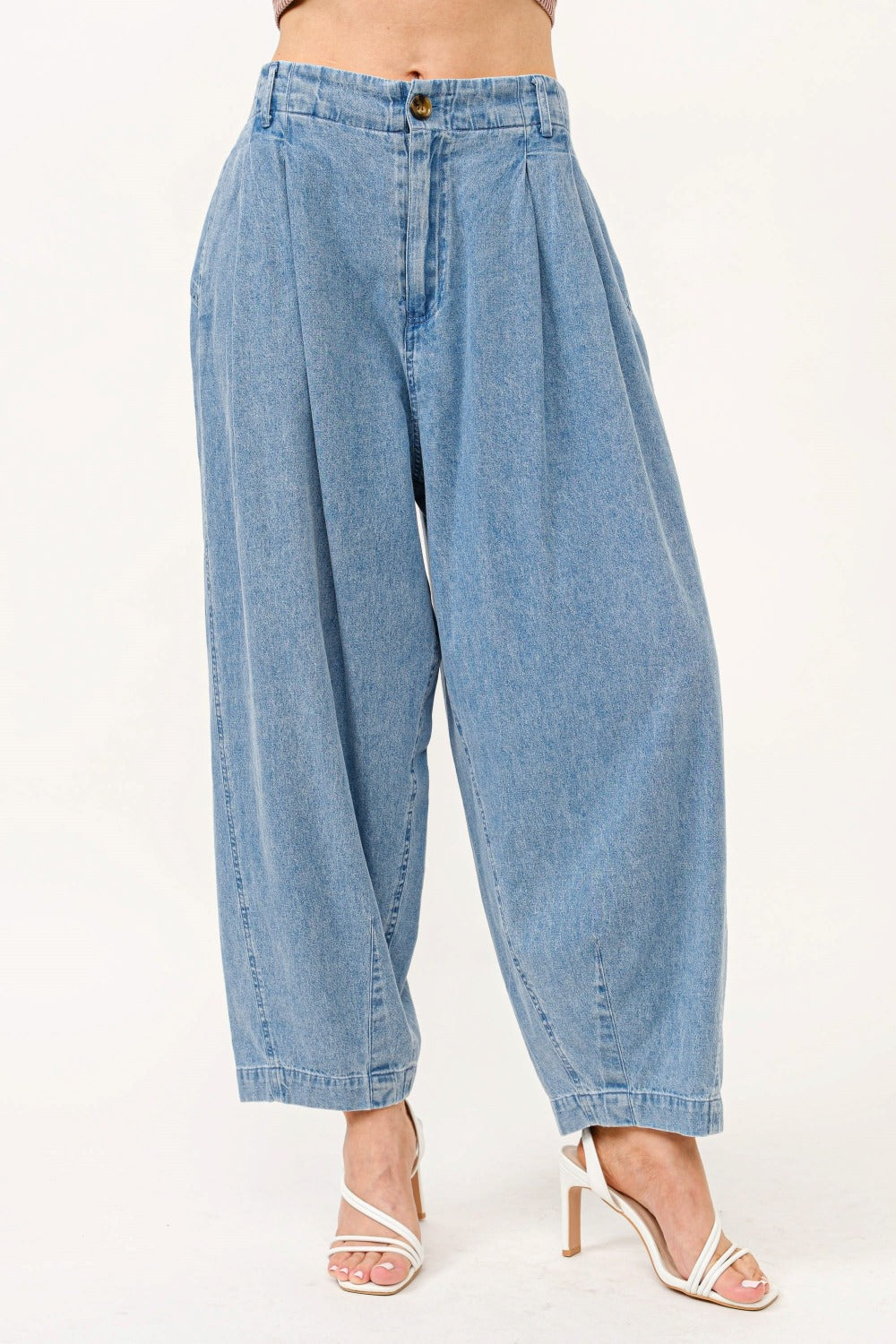 Boho wide leg elastic back pleated baggy jeans with pocketed design.