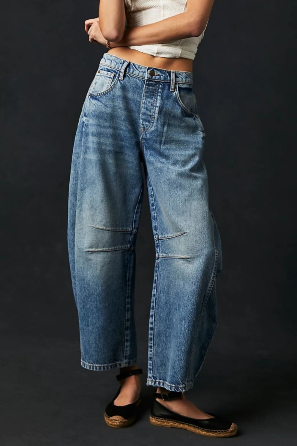 Wide leg barrel jeans with pockets and buttoned design made of 95% cotton and 5% polyester.