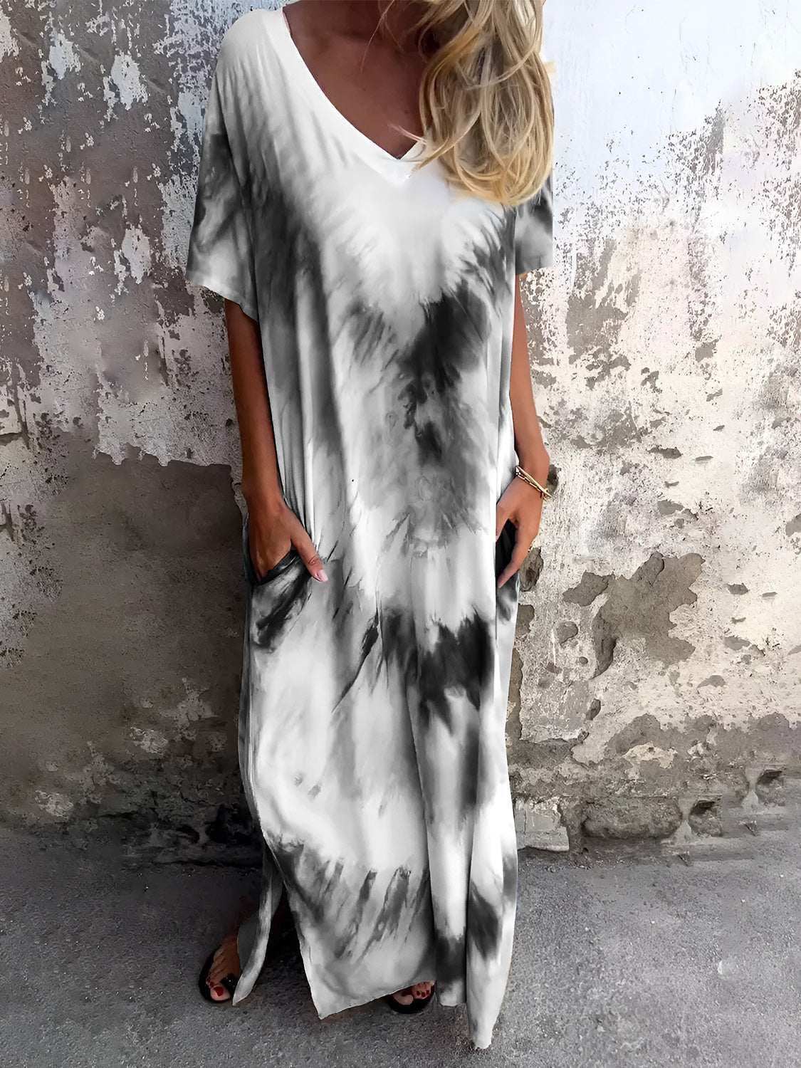 Tie-dye maxi dress with pockets, lightweight and stretchy fabric.