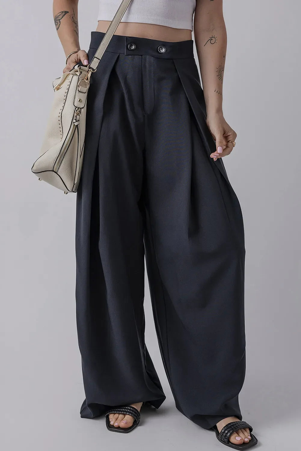 Wide leg pants with pockets in black, basic style, 100% polyester.