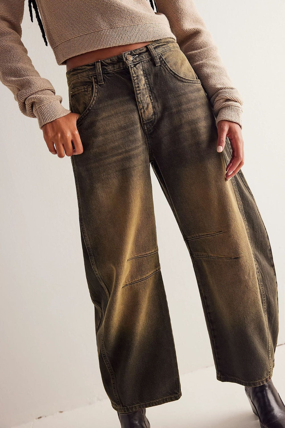 Wide leg barrel jeans with pockets and buttoned design, 95% cotton, 5% polyester.