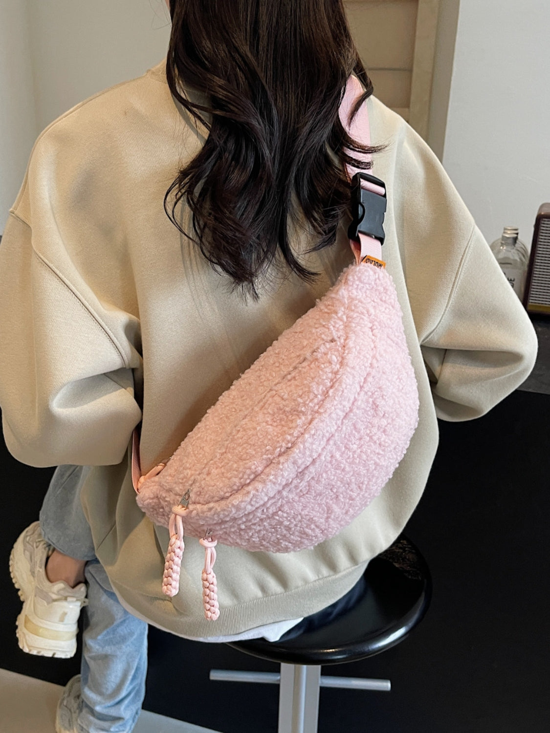 Medium pink Sherpa crossbody bag with adjustable strap, made of polyester.