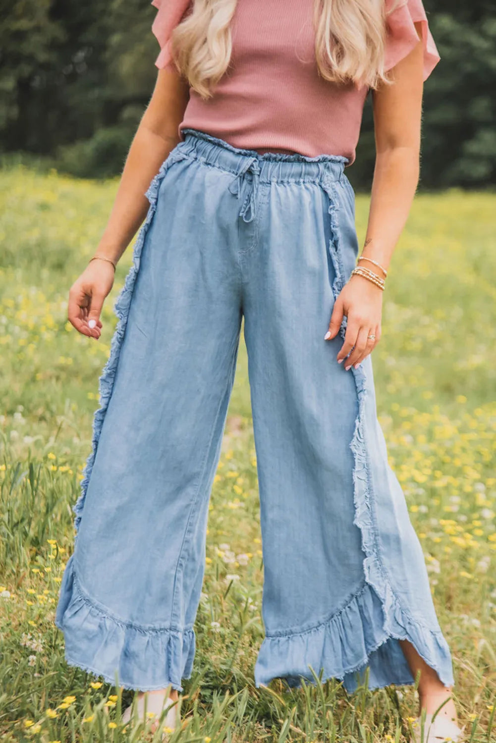 Wide leg jeans with raw hem and drawstring in blue, 95% cotton and 5% polyester.