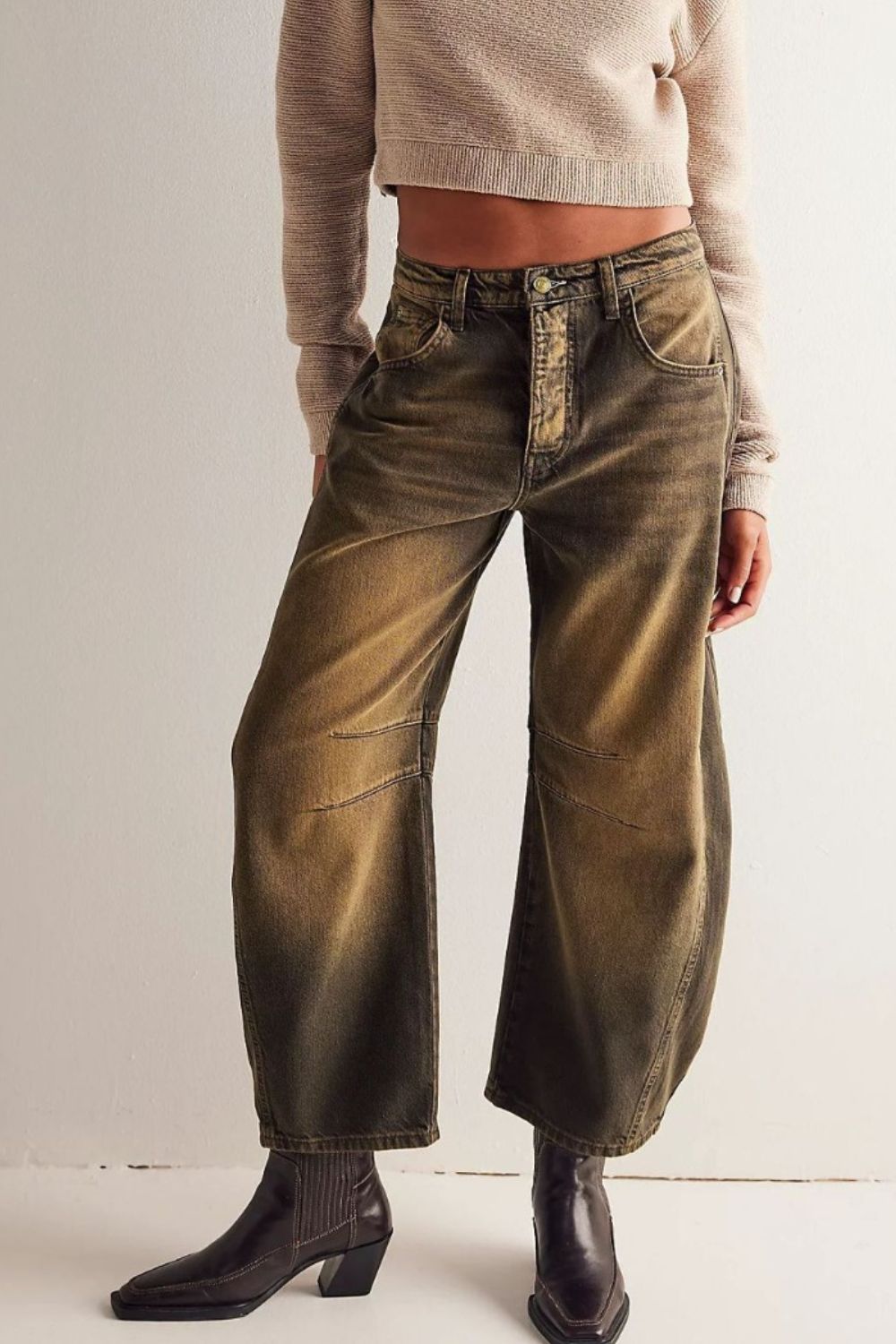 Wide Leg Barrel Jeans with Pockets, buttoned, no stretch, cotton-polyester blend.