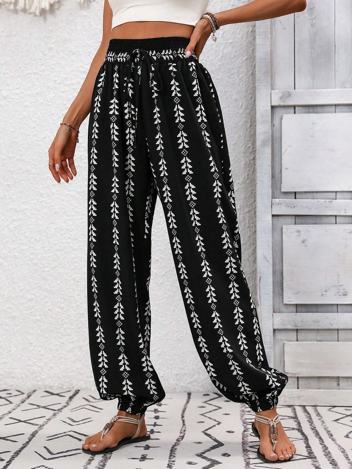 Tied printed high waist pants with black and white pattern.