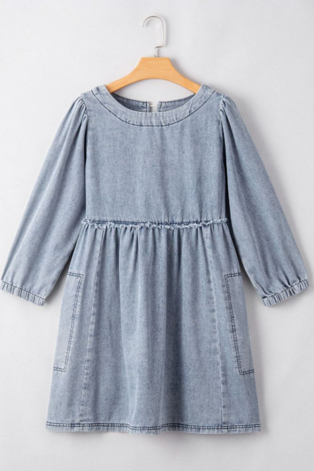 Adorable balloon sleeve denim dress with basic style and slightly stretchy fabric.