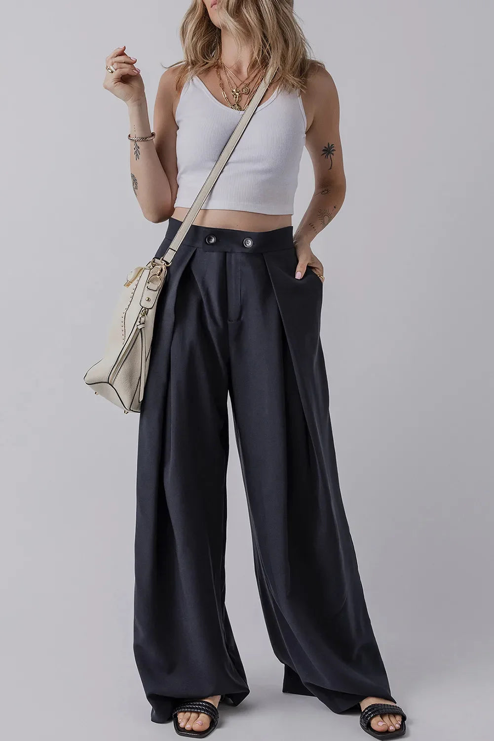 Wide leg pants with pockets, made of opaque 100% polyester.