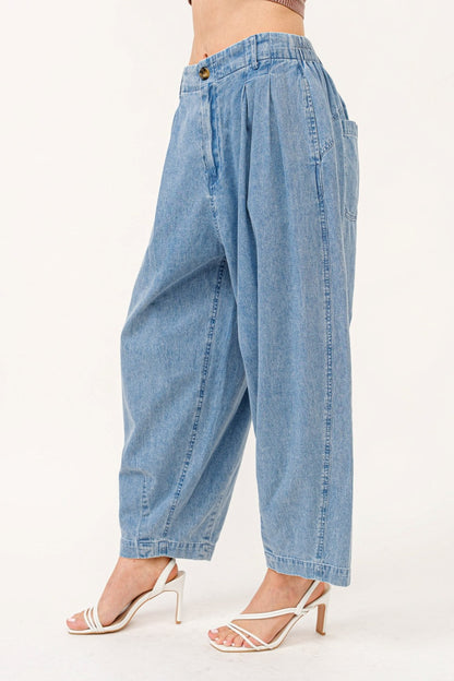 Boho wide leg elastic back pleated baggy jeans with pocketed detail.