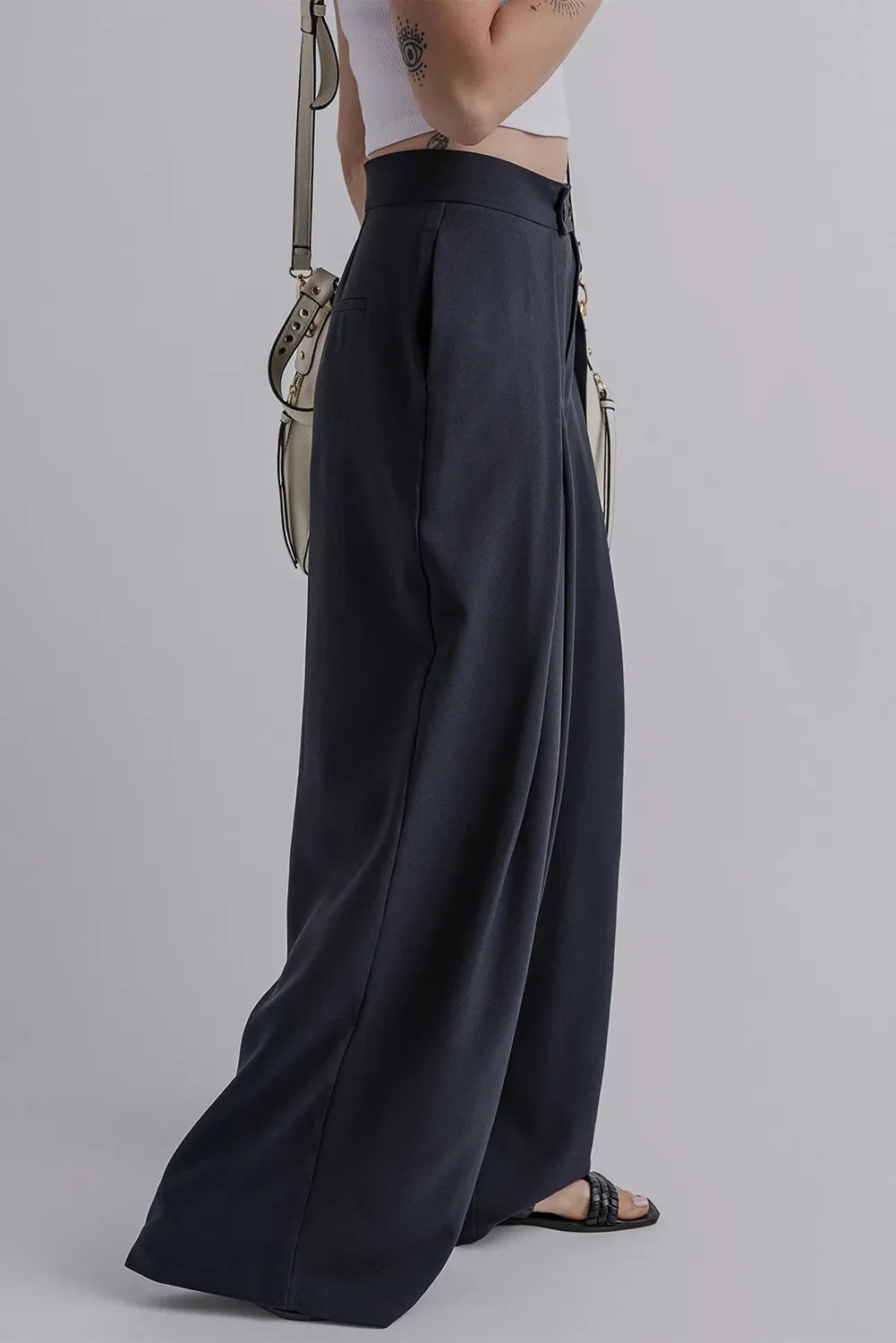 Wide leg pants with pockets, black polyester, basic style.