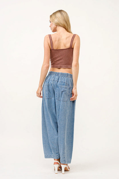 Boho wide leg elastic back pleated baggy jeans with pocketed design.