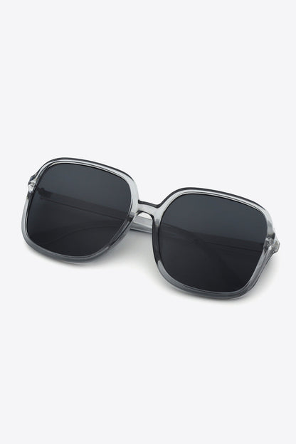 Oversized square sunglasses with UV400 protection, polycarbonate frame and lenses.