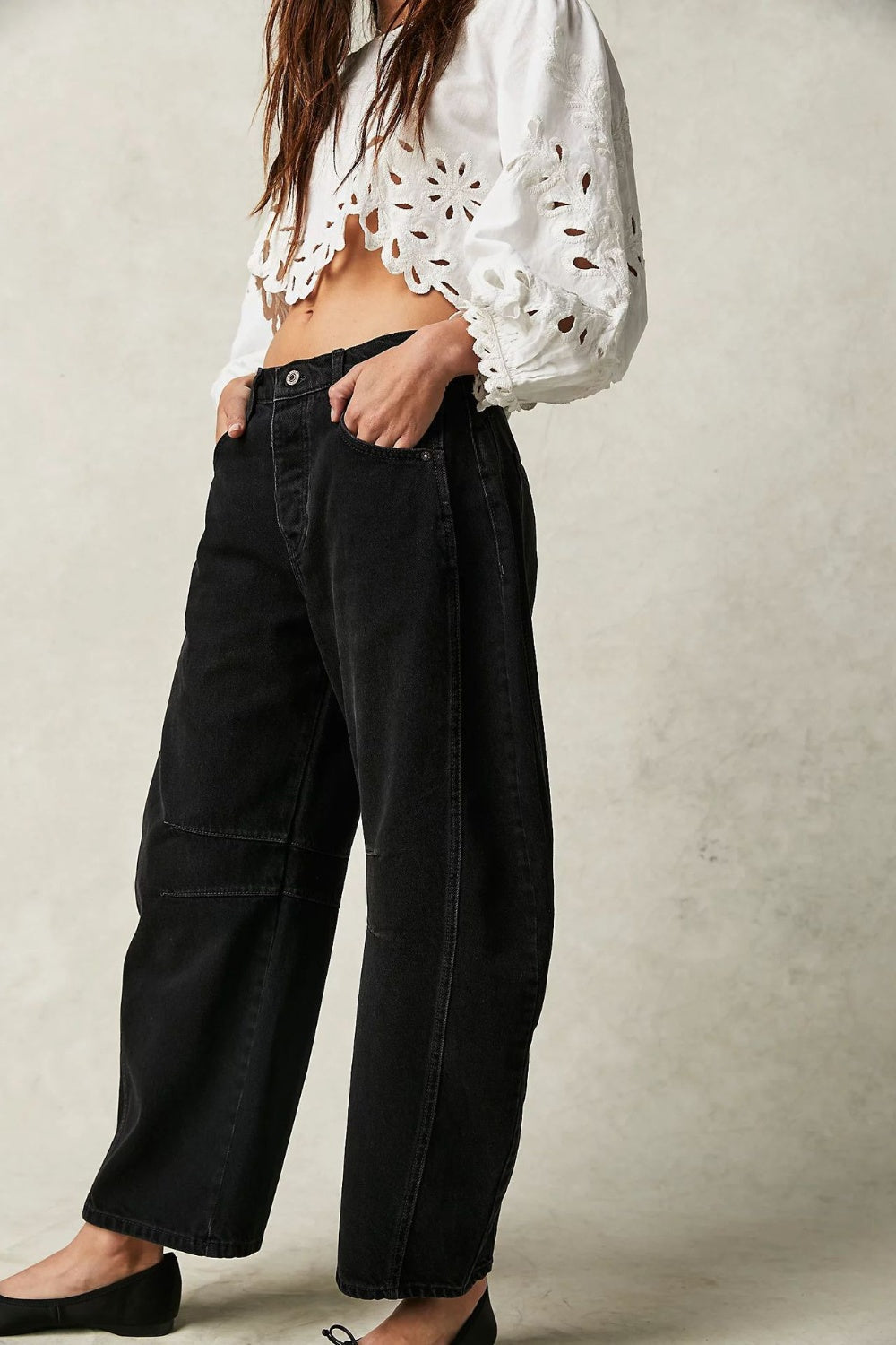 Wide leg barrel jeans with pockets, buttoned, cotton blend, black.