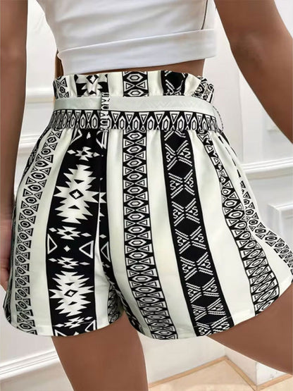 Black and white tied geometric shorts, polyester fabric.