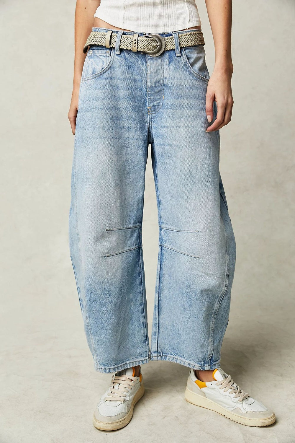 Wide leg barrel jeans with pockets, buttoned and cotton-polyester blend.