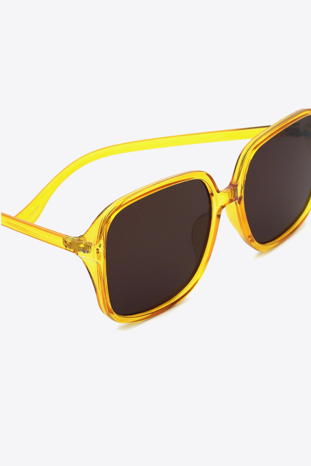 Oversized square sunglasses with UV400 polycarbonate frame and lenses, includes case.