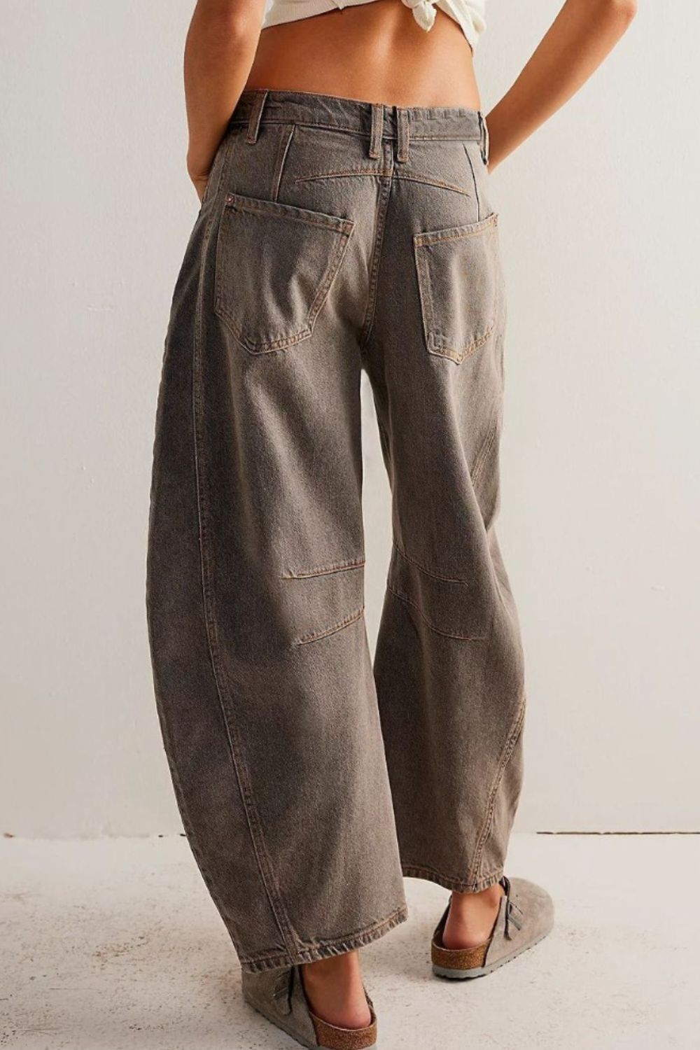 Wide leg barrel jeans with pockets, buttoned, 95% cotton, 5% polyester, no stretch.