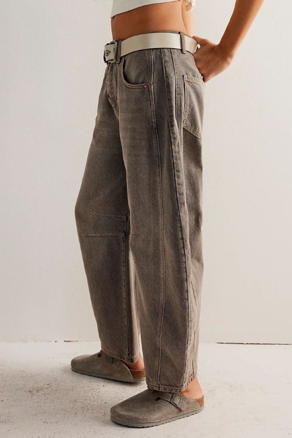 Wide leg barrel jeans with pockets in cotton-polyester blend.