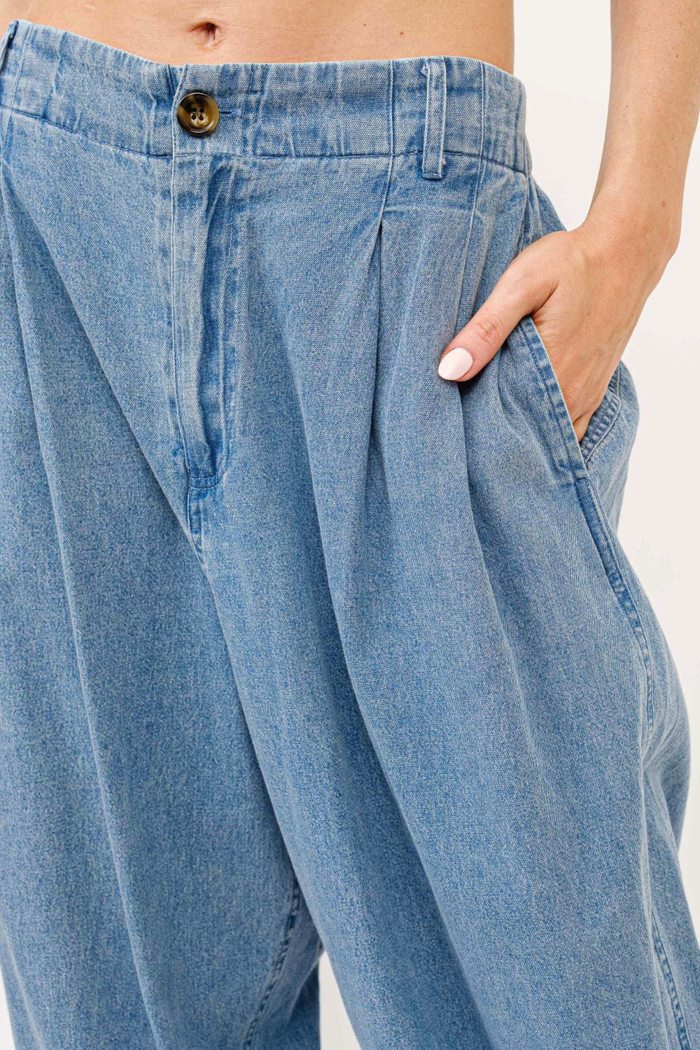 Boho wide leg pleated baggy jeans with elastic waistband and pockets.