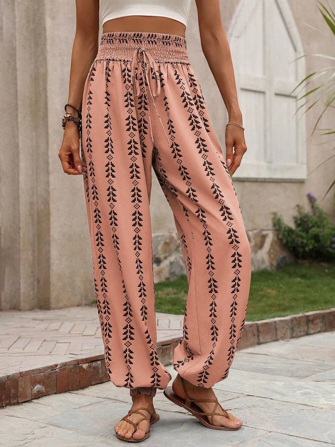 Tied printed high waist pants in light fabric.